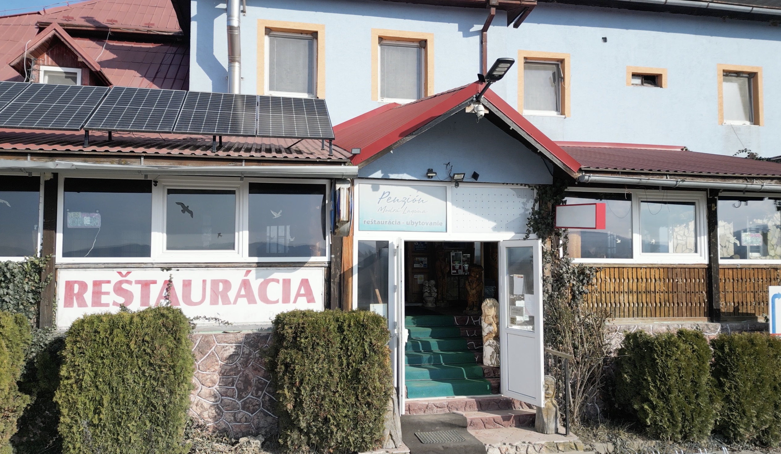 Vchod do penziónu